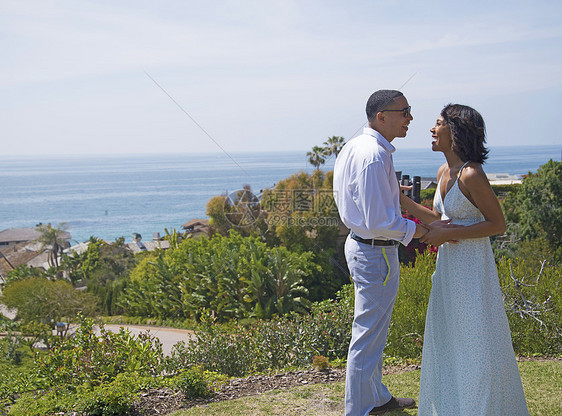 蜜月情侣在加州洛杉矶靠近海洋的山上聊天图片