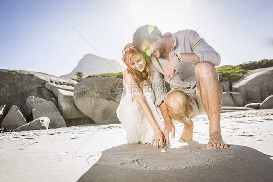 夫妻在沙滩上画爱心图片