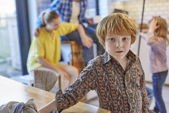男孩洗餐桌背景人图片