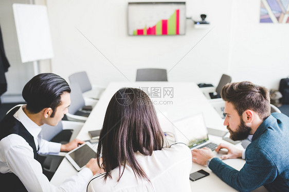 男女商人在会议室桌举行小组会议图片