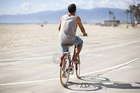 洛杉矶威斯海滩骑自行车的人图片