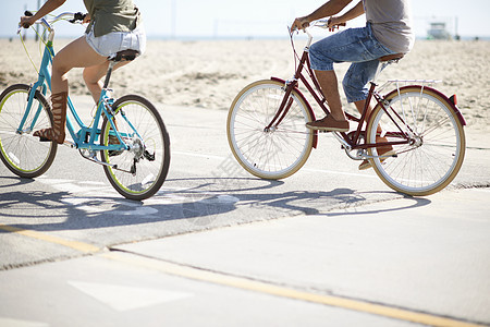 情侣在海滩骑自行车 图片