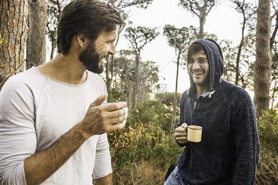 公园森林里喝咖啡的青年男性图片