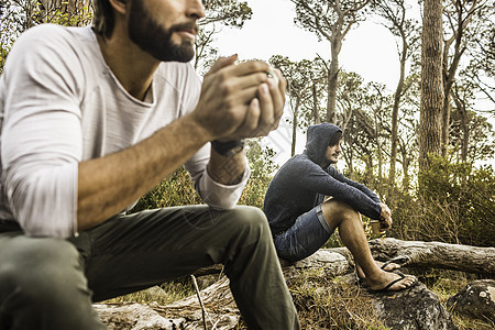 森林里喝咖啡的成熟男性图片