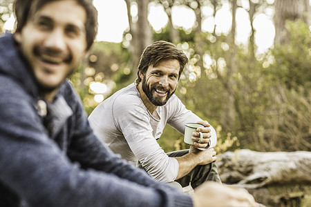 公园森林里喝咖啡的成熟男性图片