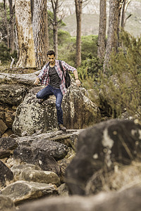 户外森林徒步旅行的成年男性图片