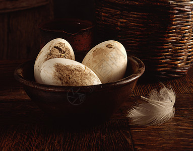 旧木碗中的有机鹅蛋图片