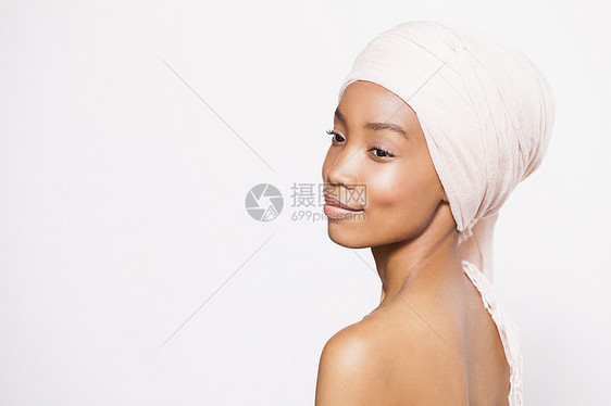 戴头巾的年轻女性肖像图片