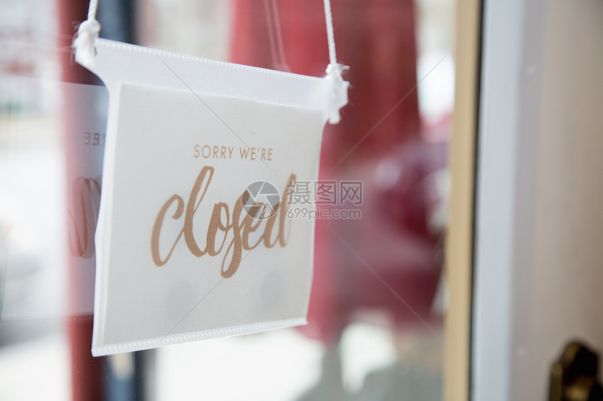 旧店门上的封闭标志图片