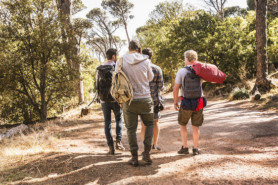 户外结伴徒步旅行的青年朋友图片