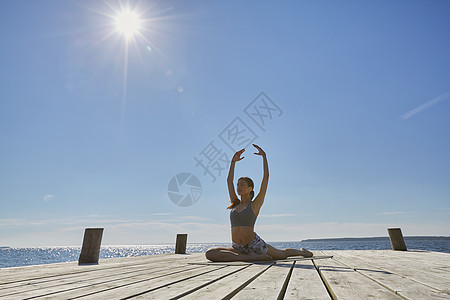 在海边做瑜伽的女性图片