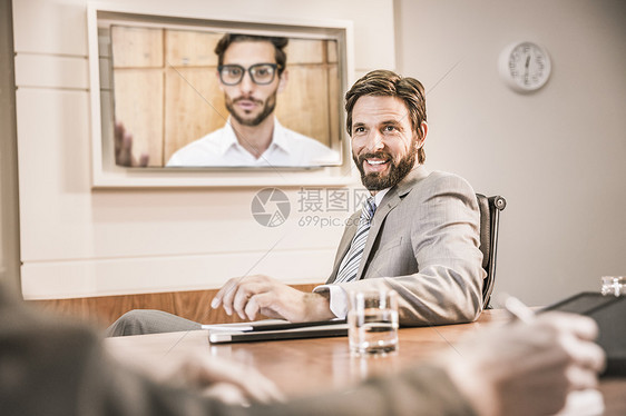 在会议室开视频电话会议的商业人士图片