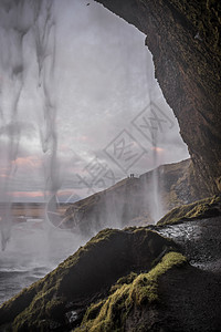 从瀑布后面看塞尔加兰兹福斯冰岛图片