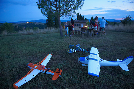 黄昏下草地上的遥控飞机图片
