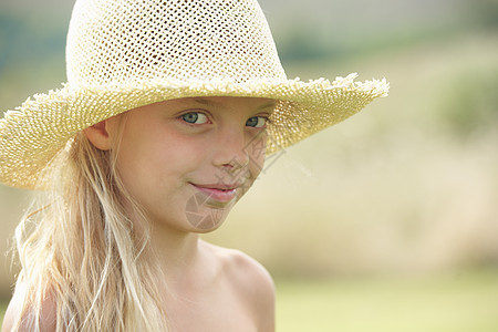 户外戴着草帽的年轻女孩图片