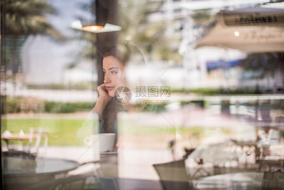 在阿拉伯联合酋长国迪拜咖啡厅喝咖啡的女性图片