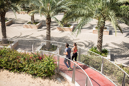 在阿拉伯联合酋长国迪拜步行桥下运动的情侣图片