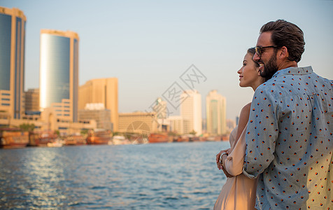 看着阿拉伯联合酋长国迪拜码头的夫妇图片
