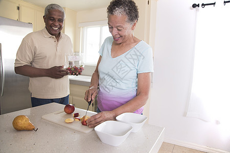 在厨房做水果沙拉女人切水果的老夫妇图片