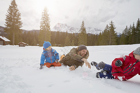 冬季打雪球的年轻人和儿子德国巴伐利亚埃尔莫图片