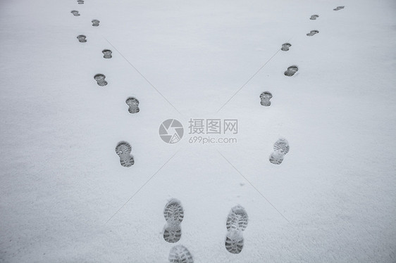 雪地景观中的脚印图片