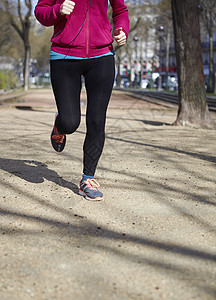 妇女慢跑的低比例图片