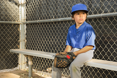 男孩在棒球练习场旁观图片
