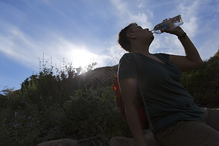妇女用塑料瓶水饮的轮光片图片