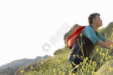 妇女登山者攀丘图片