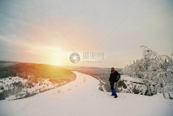 人类在雪上覆盖着风景看冰冻河流的日落风景图片