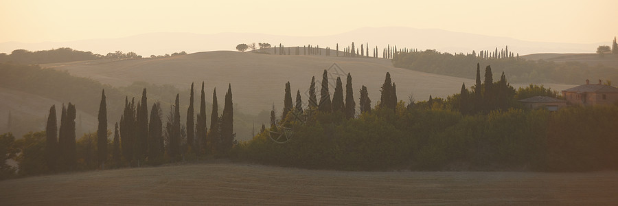 意大利托斯卡纳雾中草原山地景观图片