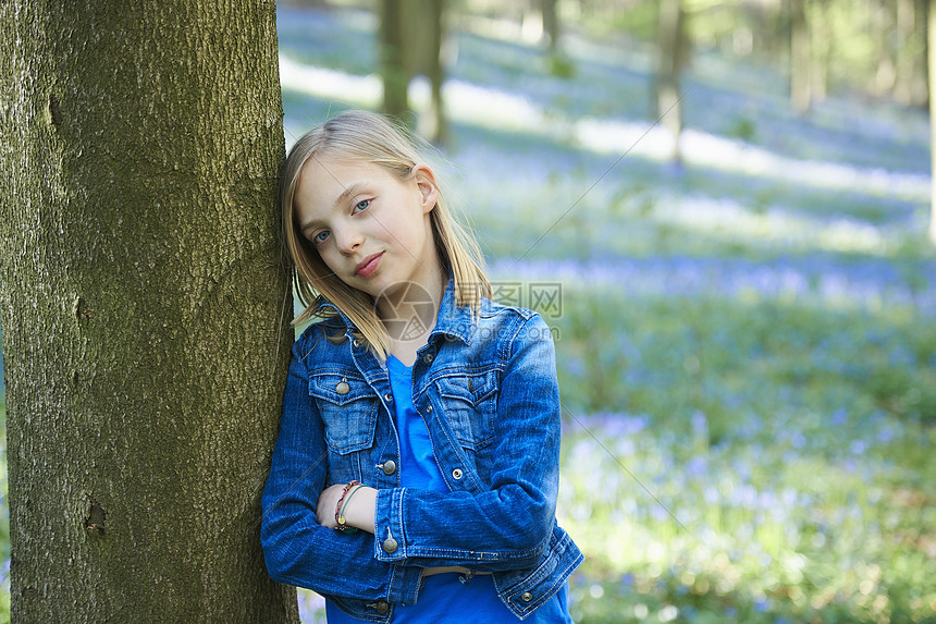 靠在树上的女童肖像图片