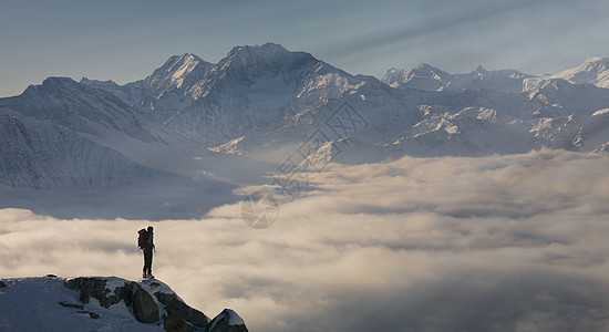 在阿尔卑斯山欣赏壮丽美景图片