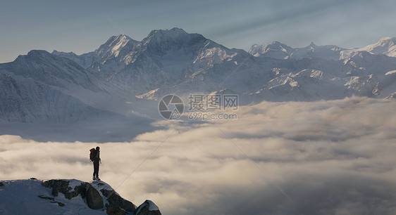 在阿尔卑斯山欣赏壮丽美景图片