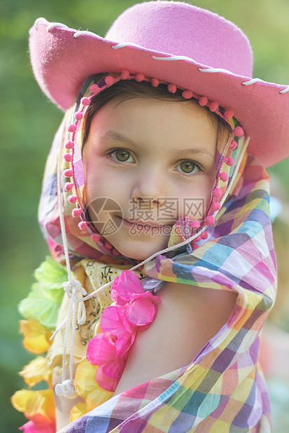 在花园里戴着粉色牛仔帽的女孩图片