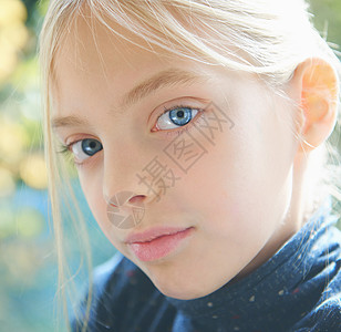 花园金发蓝眼的女孩图片