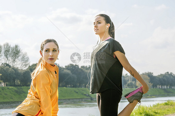 两位年轻女性在户外做热身运动图片