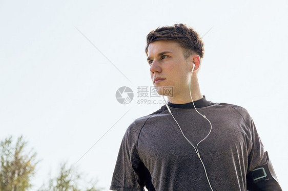 带耳机健身的男生图片