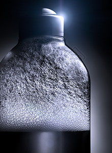 透明液体和玻璃瓶中的泡沫图片