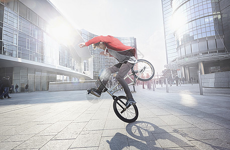 在城市里使用自行车做特技的青年男性图片