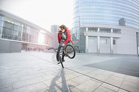 青年在城市内玩自行车杂技图片