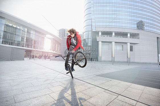 青年在城市内玩自行车杂技图片