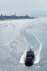  沿海航行的化学油轮图片