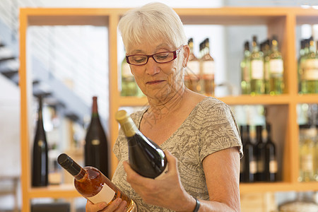 酒店里的女人选红酒
图片