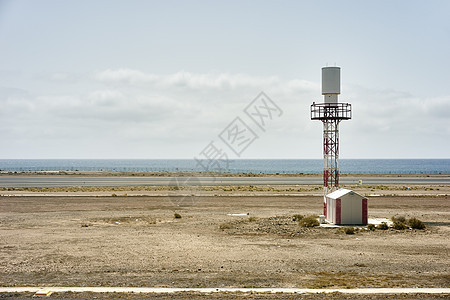 西班牙兰萨罗特沿海机场望塔和小屋图片