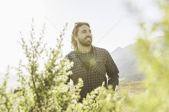 在草原上晒太阳的男人图片