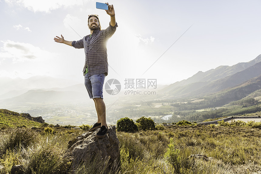 在自拍的男人图片