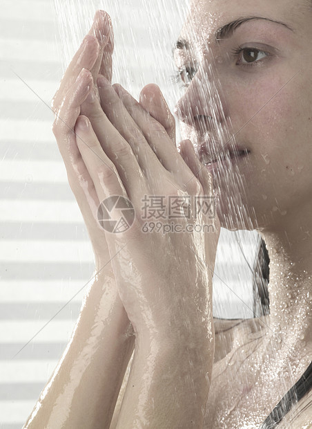 女子正在洗澡图片