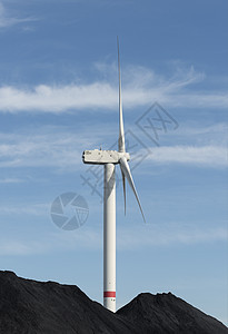 荷兰法拉盛港煤堆之间的风力发电站图片