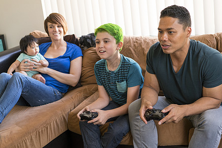 一家人在沙发上玩游戏图片